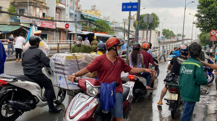 TP.HCM: Người phụ nữ đi xe máy tử vong khi va chạm xe tải ở chân cầu 2