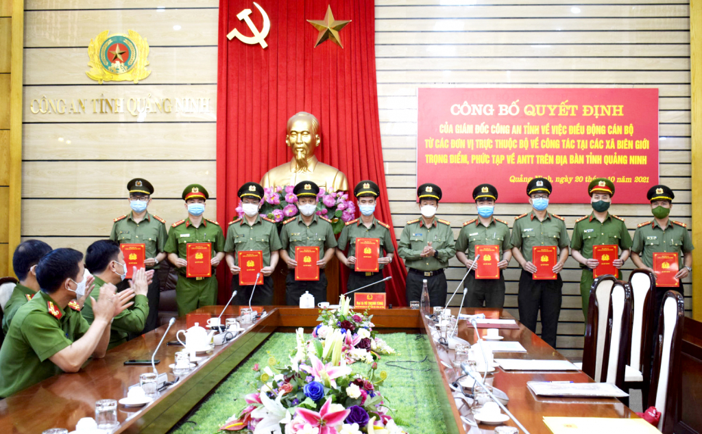 Thừa ủy quyền Bộ trưởng Bộ Công an, Đại tá Vũ Thanh Tùng, Phó Giám đốc Công an tỉnh trao quyết định điều động cán bộ cơ quan Bộ về tăng cường Công an xã tại Quảng Ninh