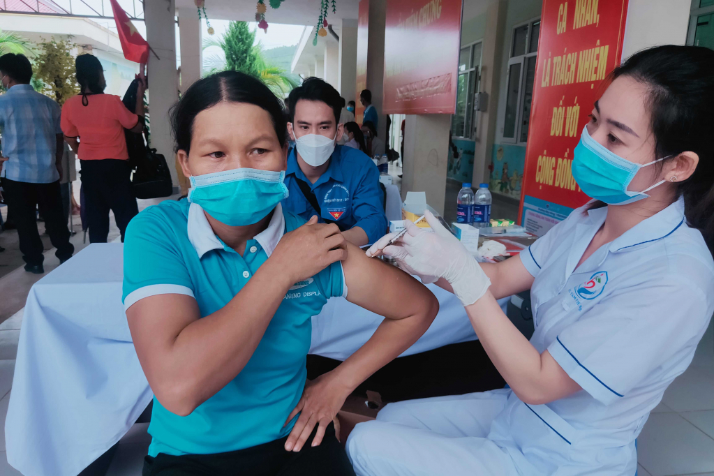 Người dân huyện Ba Chẽ tiêm vắc xin mũi 2 phòng Covid-19.