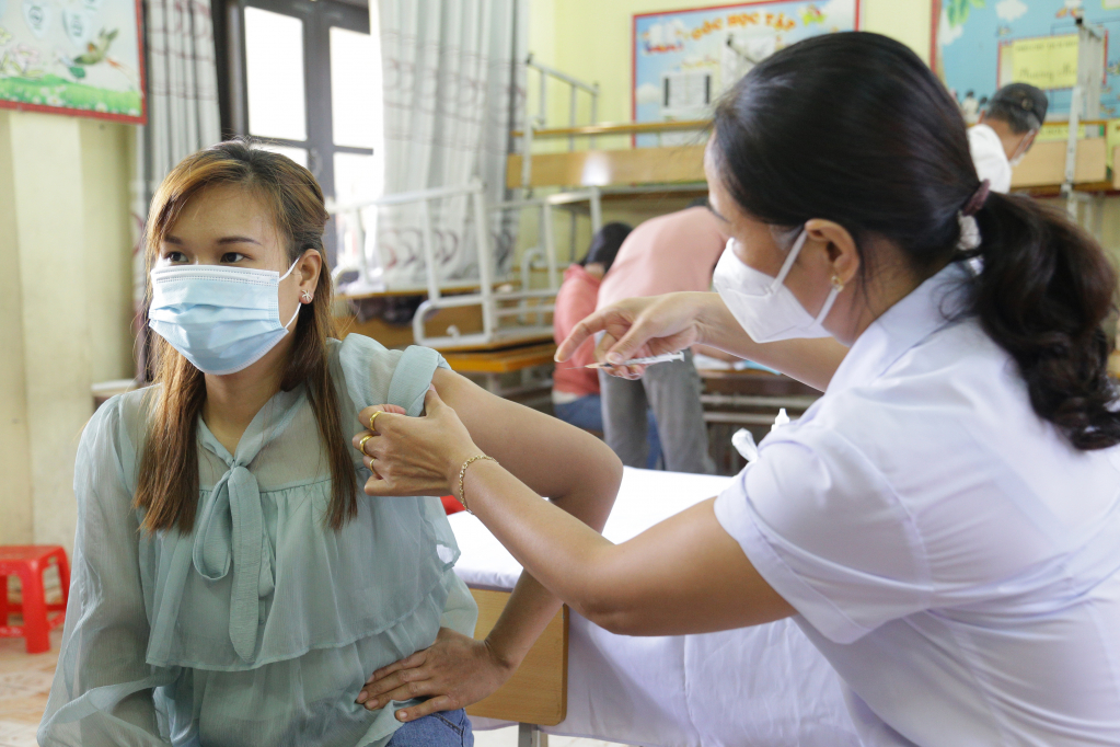 TP Hạ Long tổ chức tiêm chủng vắc xin phòng Covid-19 cho người dân trên địa bàn.