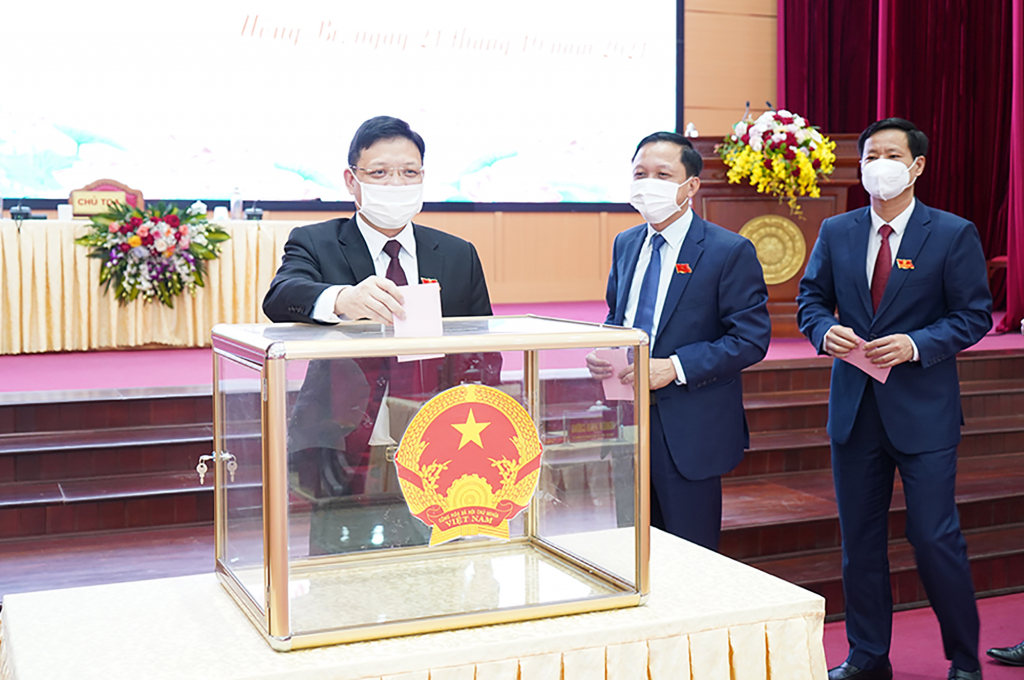 Các đại biểu bỏ phiếu bầu bổ sung chức danh Chủ tịch HĐND thành phố Uông Bí.