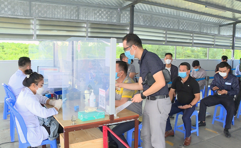 Người dân làm thủ tục khai báo y tế, quét mã QR trước khi vào tỉnh Quảng Ninh qua chốt kiểm soát phòng, chống dịch cầu Bạch Đằng.