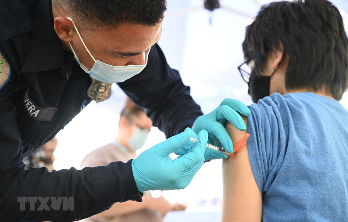 Nhân viên y tế tiêm vaccine phòng COVID-19 của hãng Pfizer/BioNTech cho người dân tại Los Angeles, California, Mỹ, ngày 23/8/2021. (Ảnh: AFP/TTXVN)