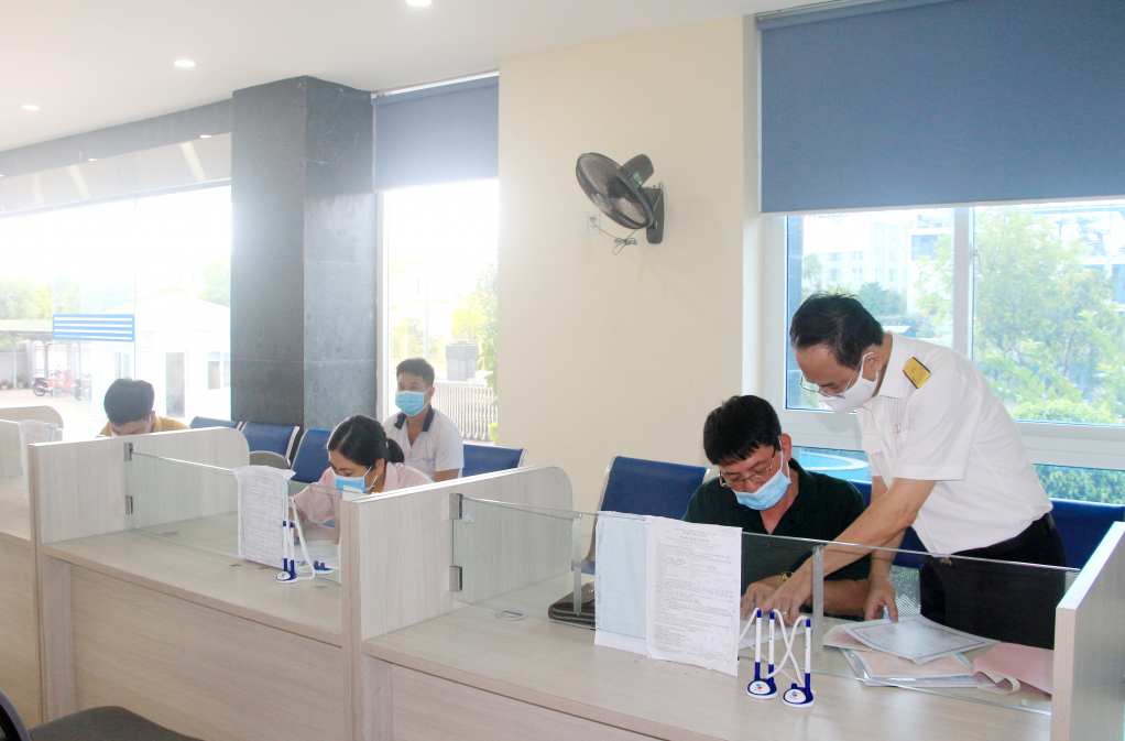 Cán bộ Chi cục Thuế Khu vực Cẩm Phả - Vân Đồn - Cô Tô hỗ trợ tổ chức, cá nhân kê khai nộp thuế theo quy định.