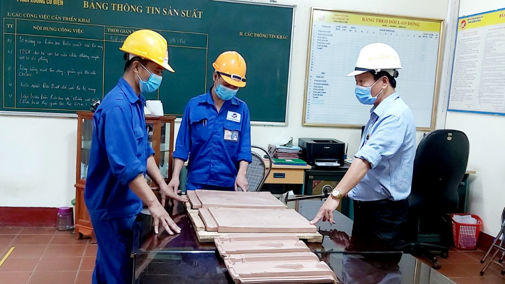 Công tác phát triển đảng viên được quan tâm chú trọng cả trong các doanh nghiệp (Ảnh: Sản xuất tại Công ty CP gạch ngói Đất Việt). 
