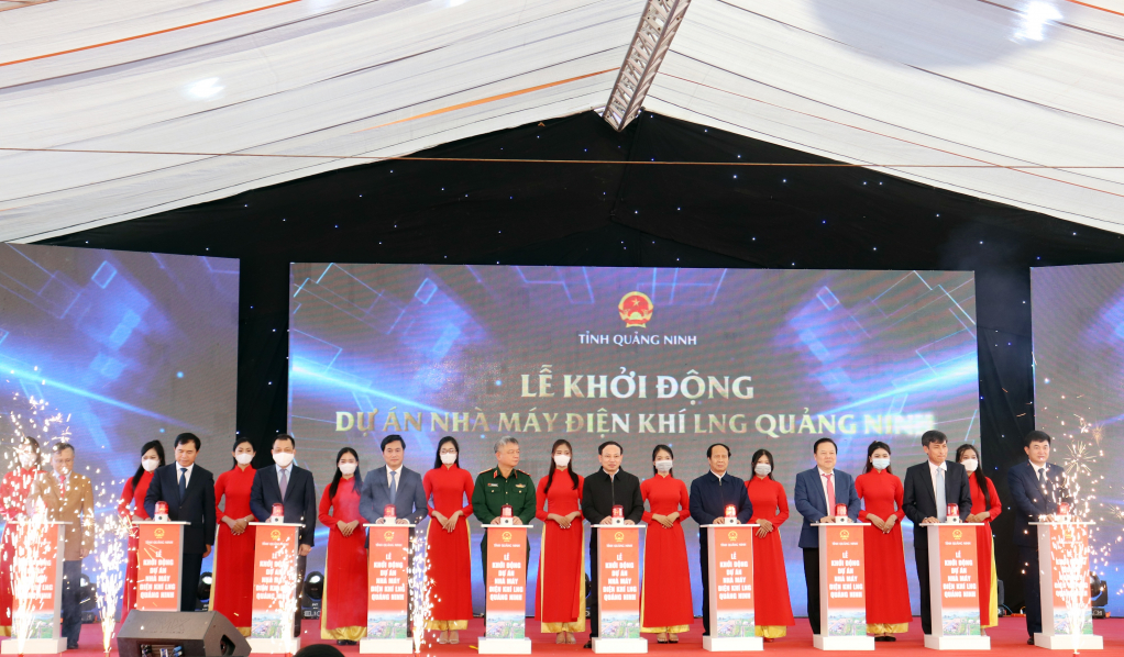 Các đồng chí lãnh đạo Bộ GTVT, tỉnh Quảng Ninh và chủ đầu tư dự án bấm nút khởi công Bến cảng tổng hợp Vạn Ninh.