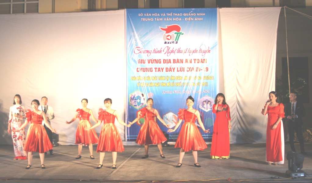 Trung tâm Văn hóa- Điện ảnh Quảng Ninh biểu diễn tại xã Dương Huy, thành phố Cẩm Phả.