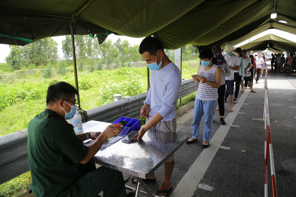 Quảng Ninh tăng cường kiểm tra, giám sát, quản lý những người đến từ vùng có dịch. Ảnh chụp tại Chốt Cầu Bạch Đằng.