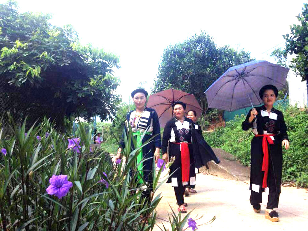 Chi em phụ nữ ở thôn Khe Loọng Ngoài, xã Thanh Sơn xúng xính với bộ quần áo truyền thống của dân tộc mình