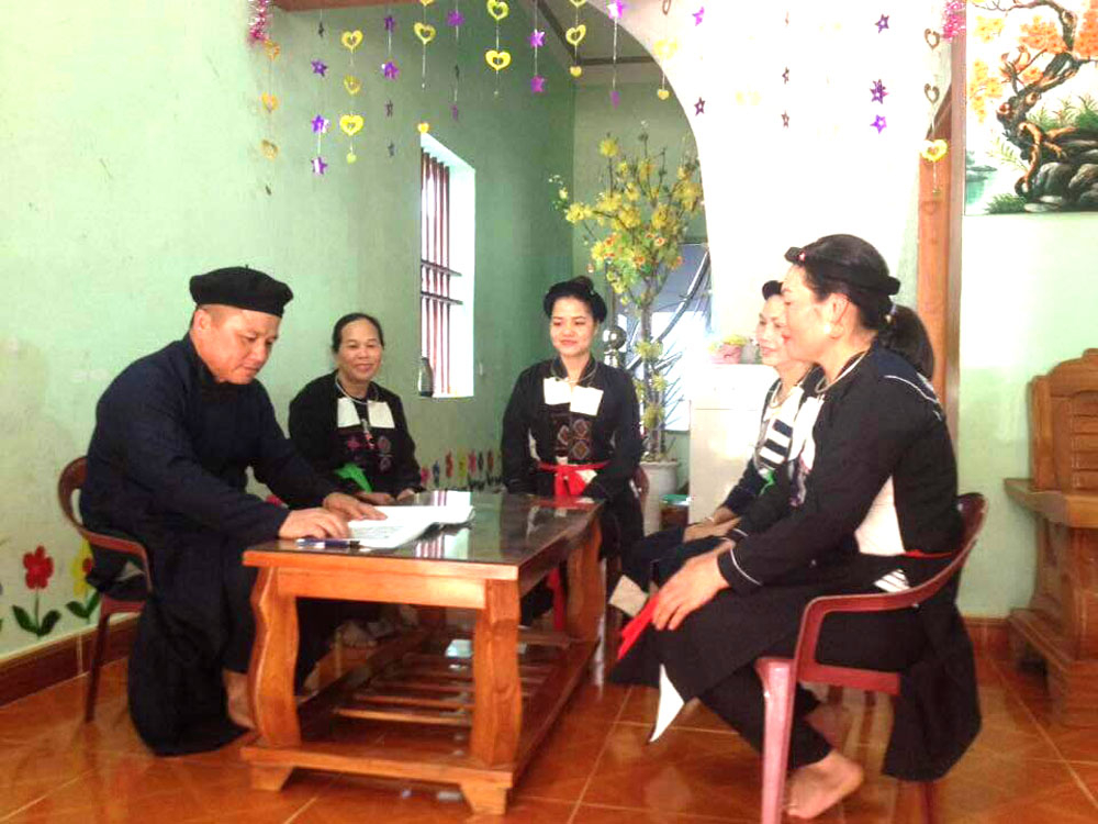 Ông Lục Văn Bình (ngoài cùng bên trái), Phó Bí thư Đảng ủy xã Thanh Sơn đang cùng bà con Sán Chay trong xã bàn về việc bảo tồn văn hóa dân tộc mình