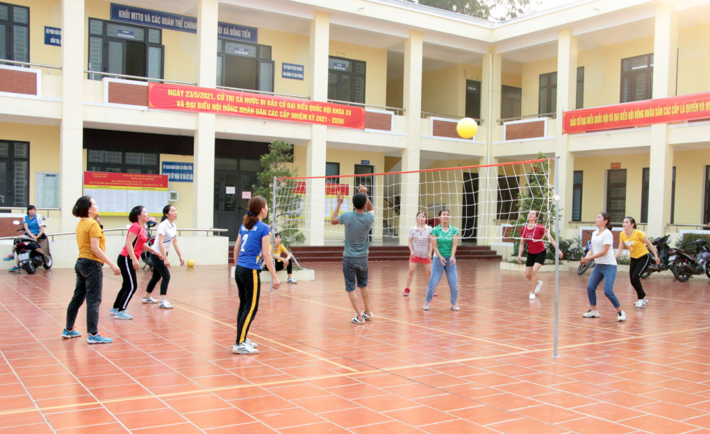 Các CLB bóng chuyền hơi khu dân cư tại huyện Cô Tô thường xuyên tập luyện, góp phần tạo phong trào thể dục, thể thao sôi nổi.