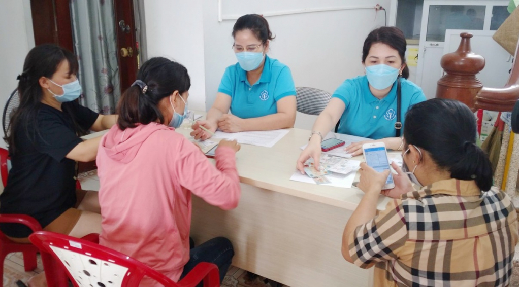 Cán bộ BHXH TP Móng Cái hướng dẫn người lao động cài đặt ứng dụng VssID.