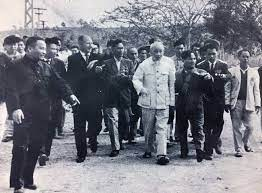 Bí thư Tỉnh ủy Nguyễn Thọ Chân tháp tùng Bác Hồ thăm Quảng Ninh tết Ất Tỵ 1965, một năm sau khi thành lập tỉnh.