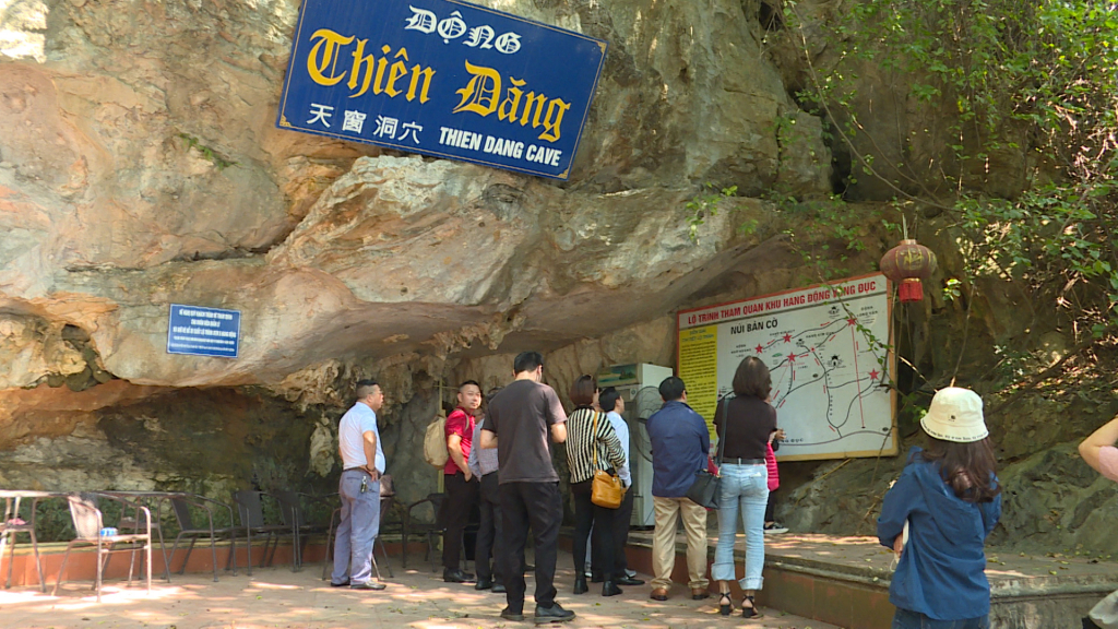 Đoàn tham quan và trải nghiệm tại Khu du lịch hang động Vũng Đục, TP Cẩm Phả.