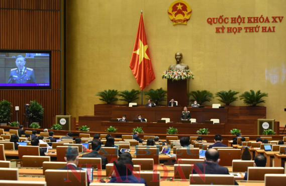 Quang cảnh Quốc hội thảo luận trực tuyến về dự án Luật ngày 26/10. 
