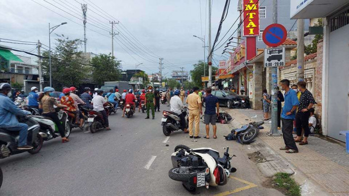 Ô tô Camry tông 7 xe ở Vũng Tàu, nhiều người nhập viện khẩn 1