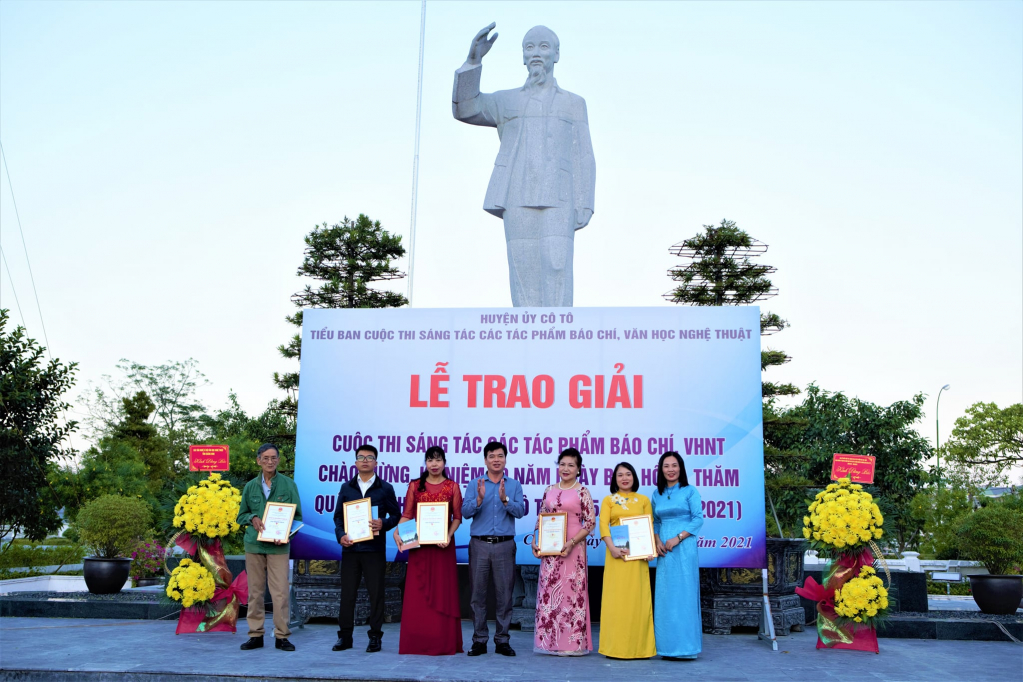 Ban Tổ chức trao giải cho các tác giả.