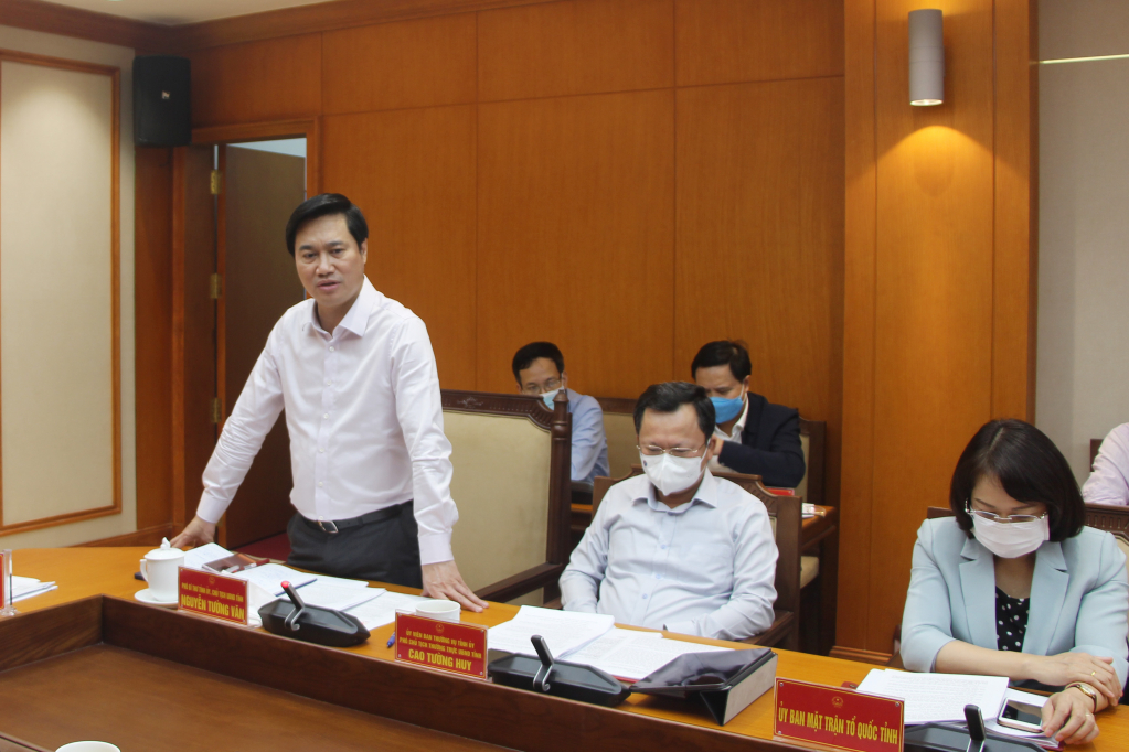 Đồng chí Nguyễn Tường Văn, Phó Bí thư Tỉnh ủy, Chủ tịch UBND tỉnh, phát biểu tại phiên họp.
