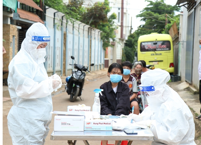 Residents in Buôn Ma Thuột City are tested for COVID-19 after 98 community infection cases were detected on Sunday. 