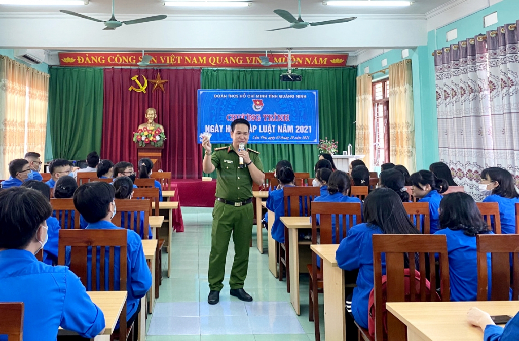 Đại úy Nguyễn Minh Hoàn, Phòng CSĐT tội phạm về ma túy (Công an tỉnh) tuyên truyền phòng, chống ma túy cho học sinh trường THPT Lương Thế Vinh, TP Cẩm Phả, ngày 5/10/2021.