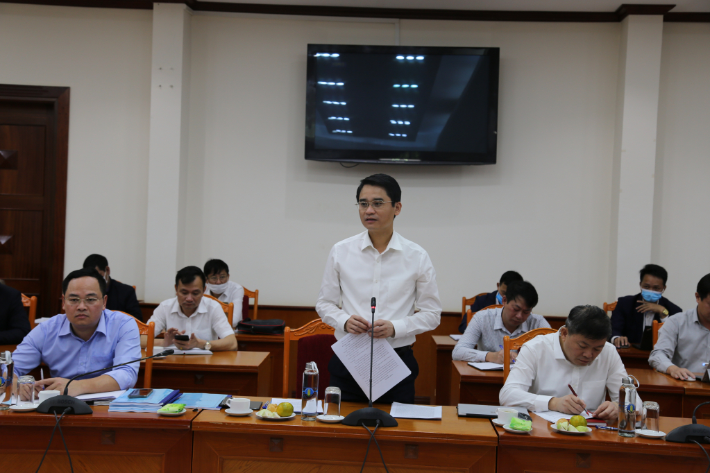 Đồng chí Phạm Văn Thành, Phó Chủ tịch UBND tỉnh Quảng Ninh phát biểu tại hội nghị.