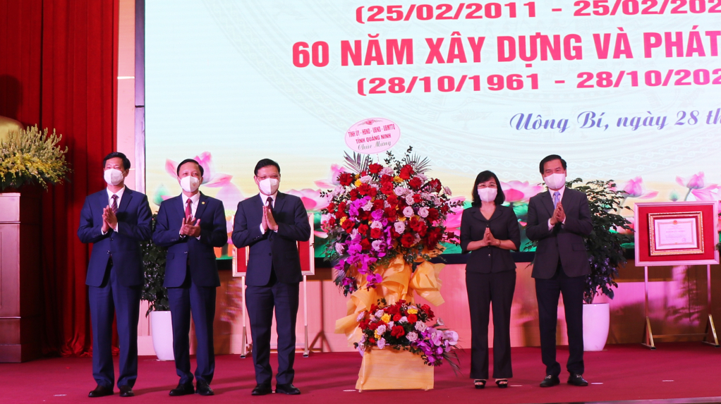 Lãnh đạo tỉnh Quảng Ninh tặng hoa chúc mừng TP Uông Bí.