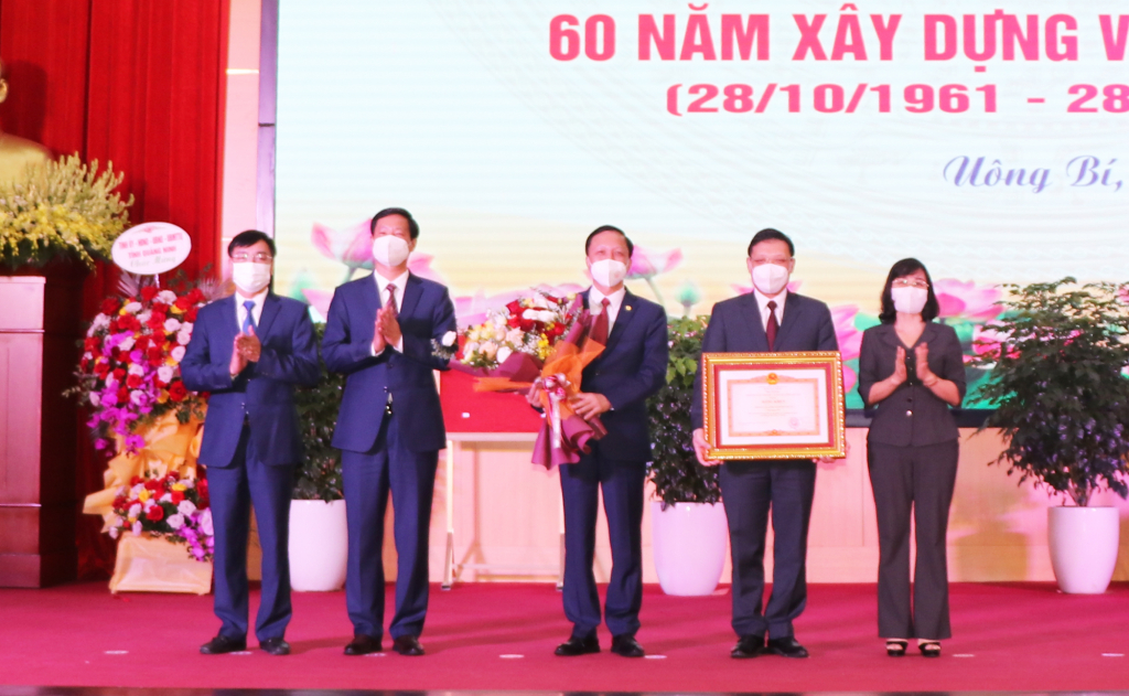 Trong dịp này, cán bộ, nhân dân TP Uông Bí được nhận bằng khen của Thủ tướng Chính phủ.