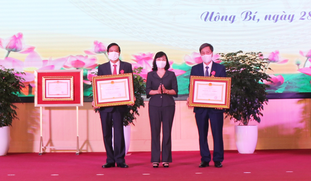Đồng chí Đặng Đình Sách, nguyên Phó Chủ tịch UBND thành phố và đồng chí Nguyễn Văn Thành, Phó Chủ tịch Thường trực UBND thành phố vinh dự được trao tặng Huân chương Lao động hạng Ba.