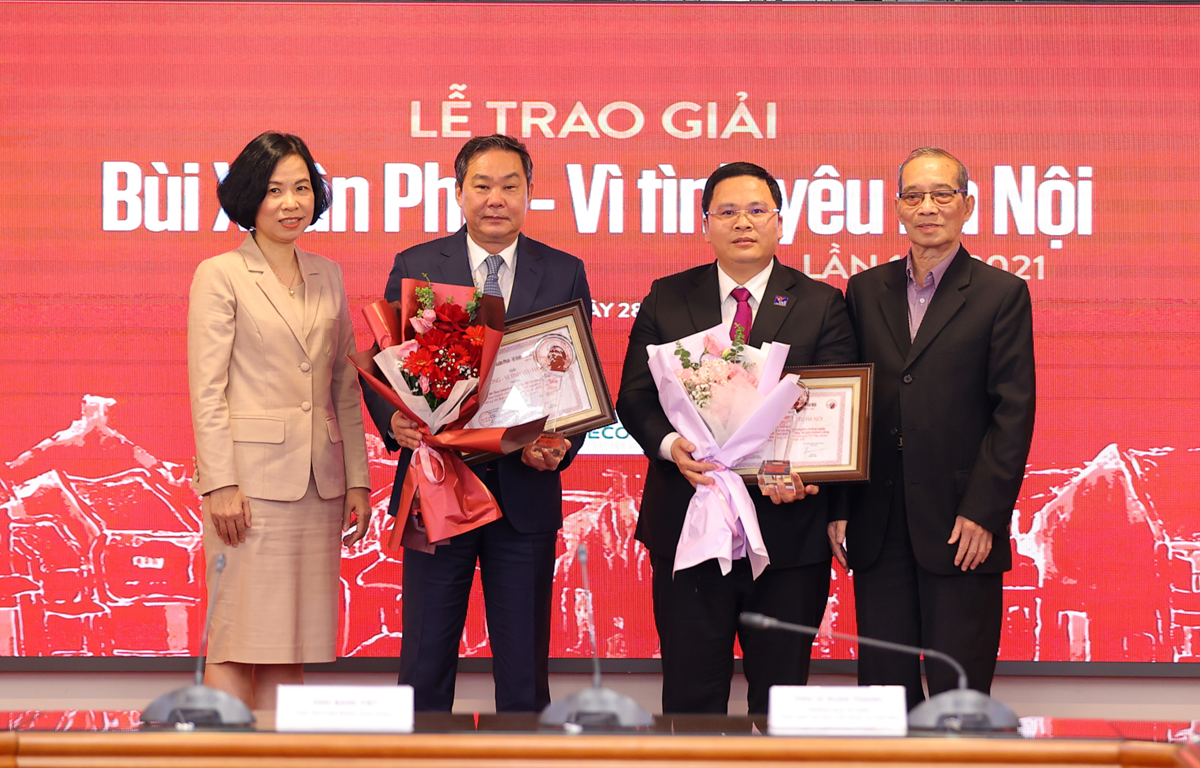 Nhà báo Vũ Việt Trang, Tổng giám đốc Thông tấn xã Việt Nam (trái) trao giải cho các tác giả. (Ảnh: PV/Vietnam+)
