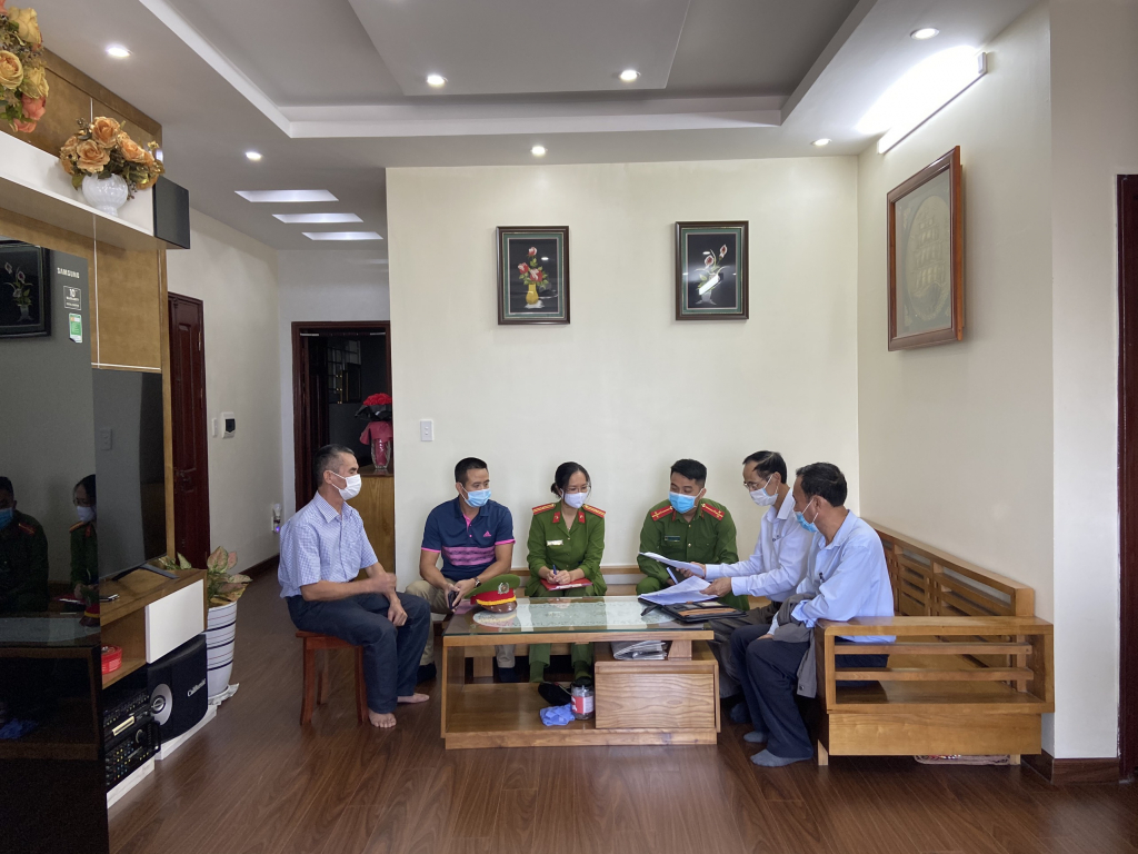 Công an phường Hồng Hà phối hợp với lãnh đạo khu phố 4 kiểm tra, nắm bắt việc triển khai mô hình tổ liên gia tại chung cư Licogi 18.1. Ảnh: Hoàng Nga