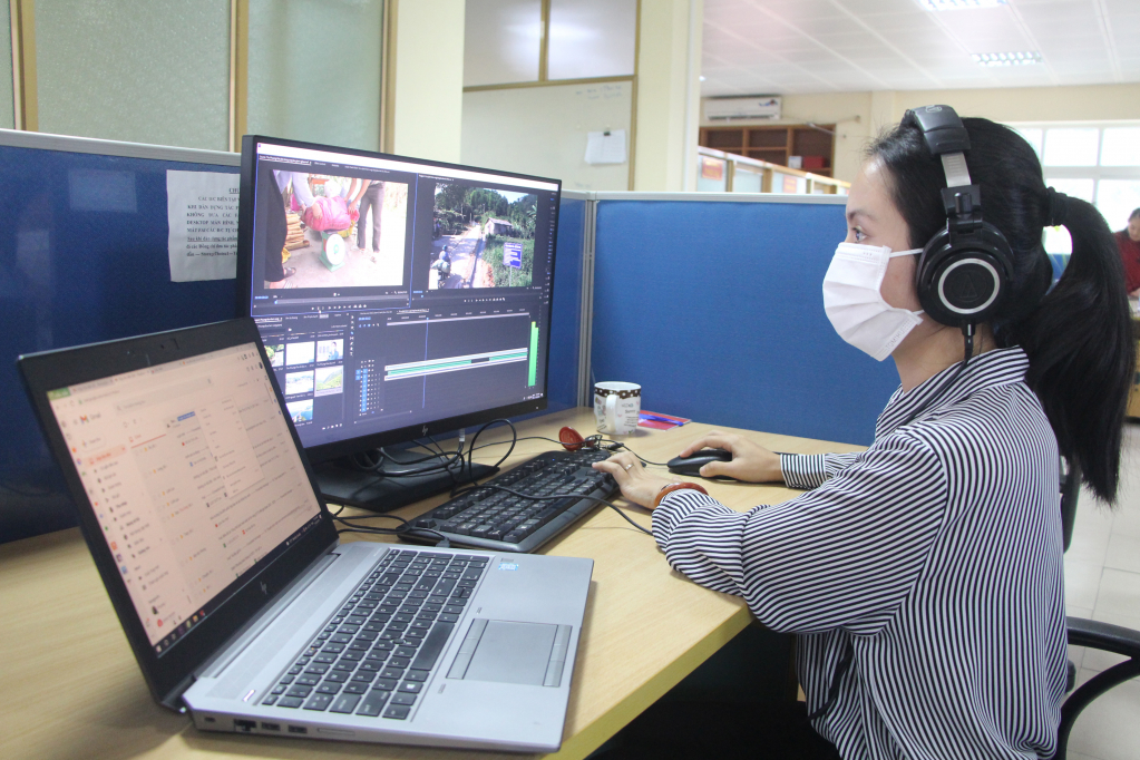 Phóng viên phòng Thời sự Trung tâm Truyền thông tỉnh dựng tác phẩm truyền hình dự thi Giải búa liềm vàng tỉnh Quảng Ninh năm 2021.