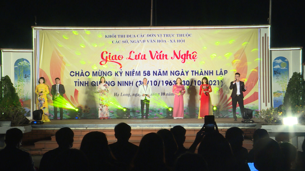 Đông đảo công nhân, viên chức, người lao động và học viên Cơ sở Cai nghiện ma túy Quảng Ninh theo dõi chương trình văn nghệ.