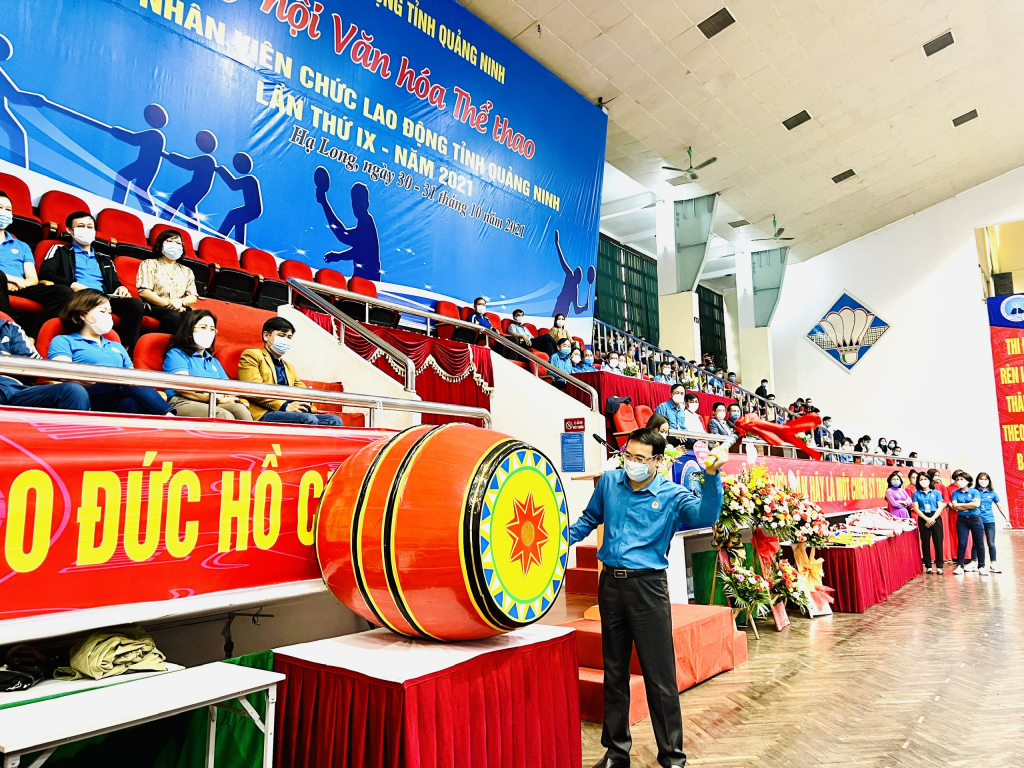 Chủ tịch LĐLĐ tỉnh Tô Xuân Thao đánh trống khai mạc Ngày hội văn hóa thể thao CNVCLĐ tỉnh Quảng Ninh lần thứ IX.