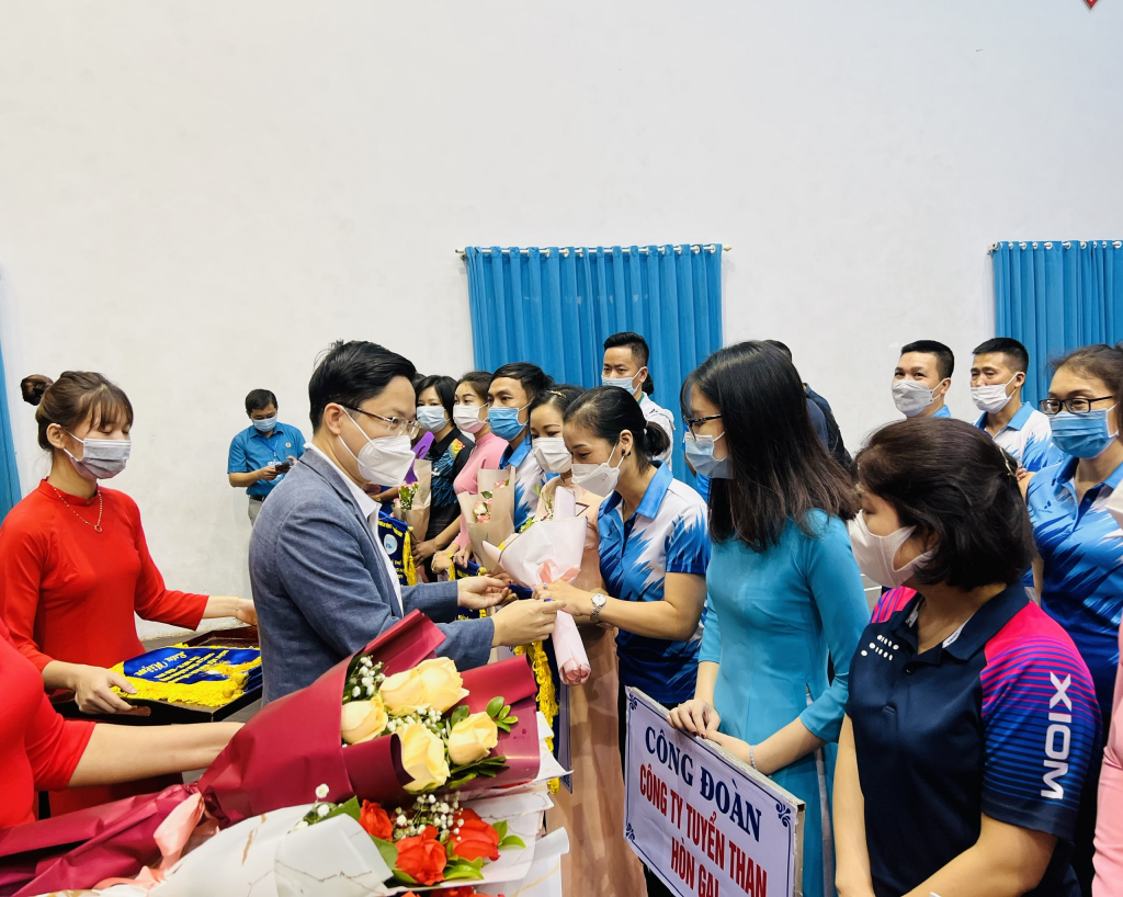 Lãnh đạo thành phố Hạ Long tặng hoa chúc mừng các đội tham gia Ngày hội văn hóa thể thao CNVCLĐ tỉnh Quảng Ninh tại Cụm Hạ Long.