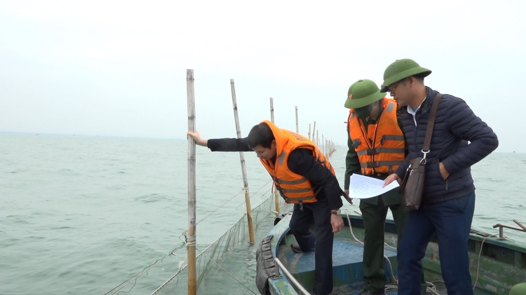 Lãnh đạo huyện Hải Hà phối hợp với lực lượng biên phòng kiểm tra tình hình vi phạm  quy định về bảo vệ nguồn lợi thủy sản trên địa bàn.