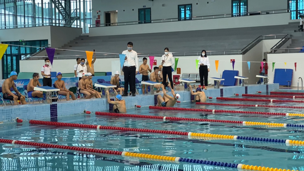 Các VĐV tranh tài trong trận chung kết nội dung đơn Nam khuôn khổ Giải Bơi trong bể Đại hội TDTT tỉnh Quảng Ninh lần thứ 9.