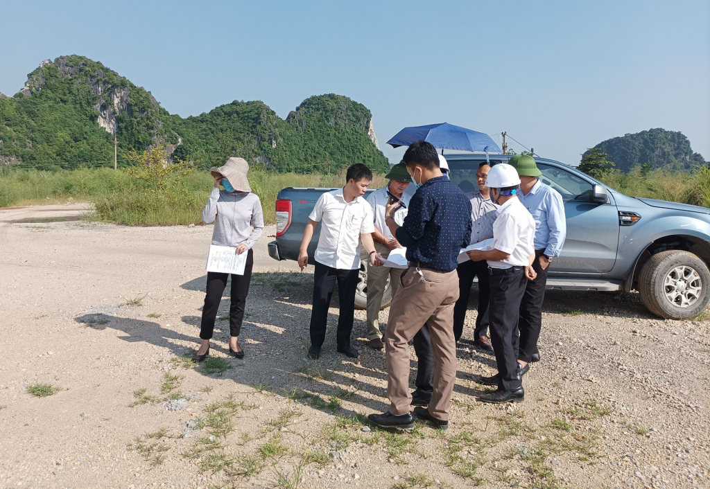 TP Uông Bí cùng Sở TN&MT bàn giao đất đã GPMB cho chủ đầu tư dự án CCN Phương Nam.
