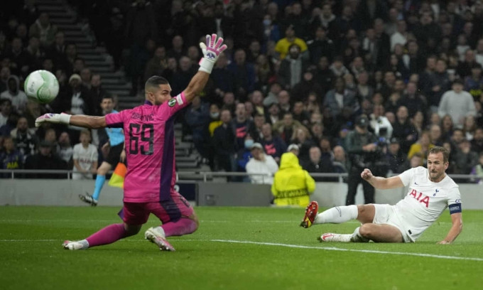 Kane ghi hat-trick ở Cup châu Âu