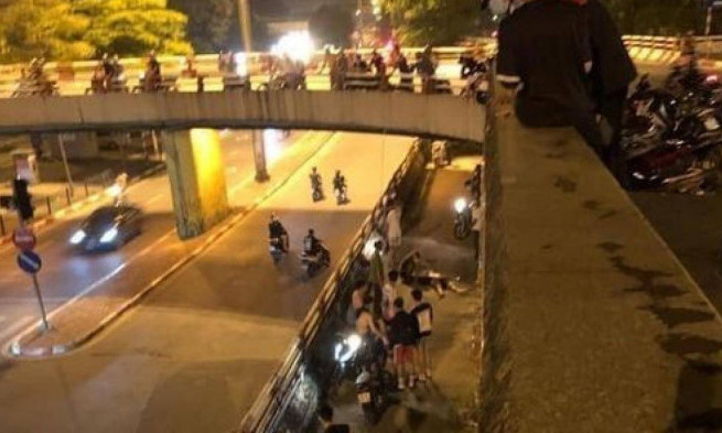 Phóng xe máy tốc độ cao, 2 "quái xế" bay từ cầu Chương Dương xuống đất