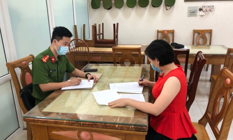 Tiếp nhận đối tượng truy nã ra đầu thú