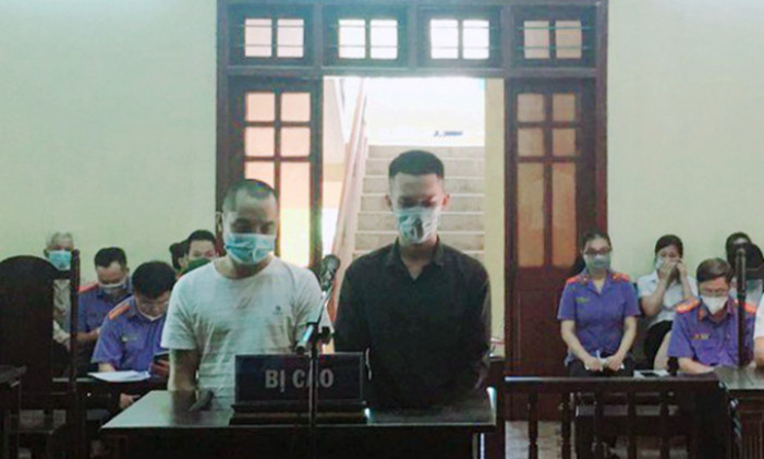 Giơ dao dọa chém cảnh sát giao thông khi bị dừng xe