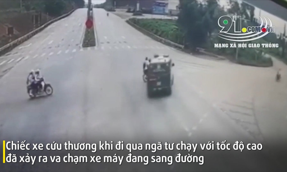 Tuyên Quang: Xe cứu thương tông xe máy tại ngã tư