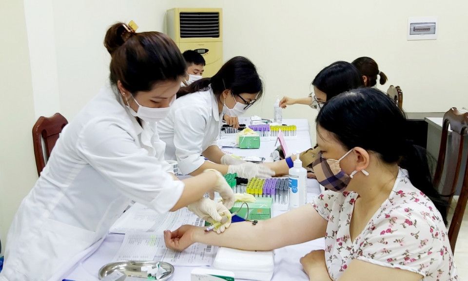 Chăm lo, bảo vệ lao động nữ