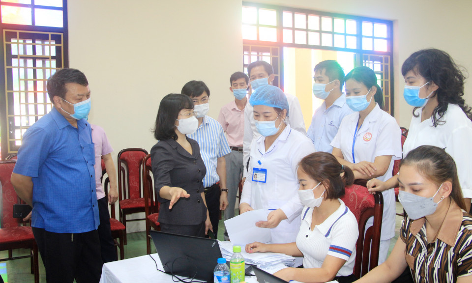 Phó Bí thư Tỉnh ủy Trịnh Thị Minh Thanh kiểm tra việc triển khai tiêm vắc xin tại Đông Triều và Quảng Yên