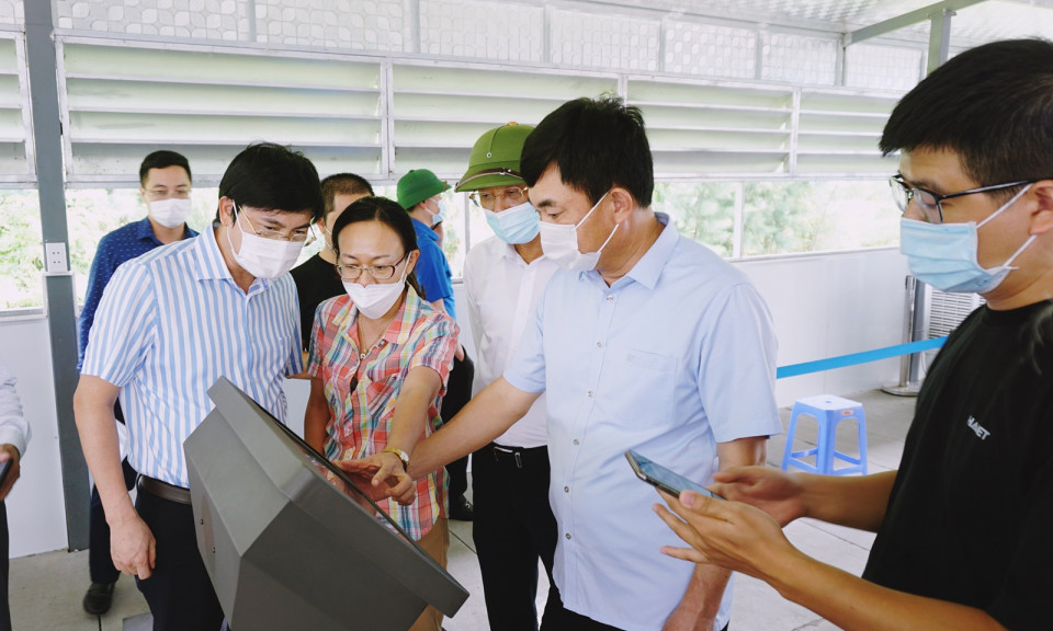 Phó Bí thư Thường trực Tỉnh ủy Ngô Hoàng Ngân kiểm tra hoạt động của Chốt phòng dịch cầu Bạch Đằng
