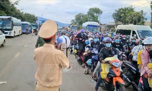 Nguy cơ lây lan dịch khi người dân tự phát về quê ồ ạt