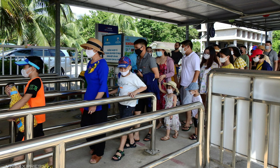 Ha Long Bay bustles after months of frozen tourism