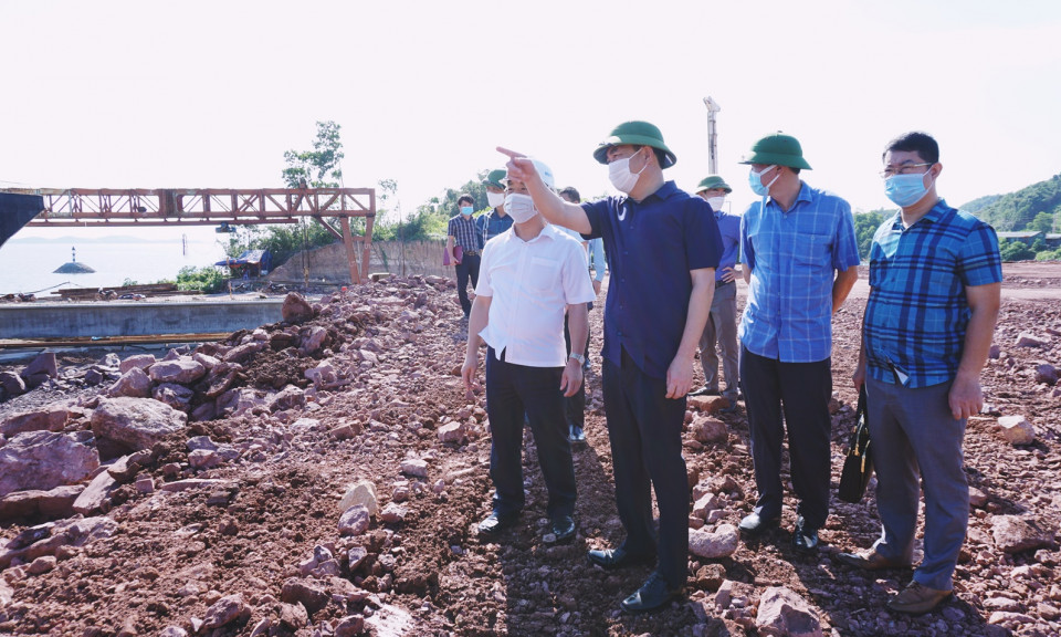 Phó Bí thư Thường trực Tỉnh ủy Ngô Hoàng Ngân kiểm tra tiến độ thi công cao tốc Vân Đồn - Tiên Yên