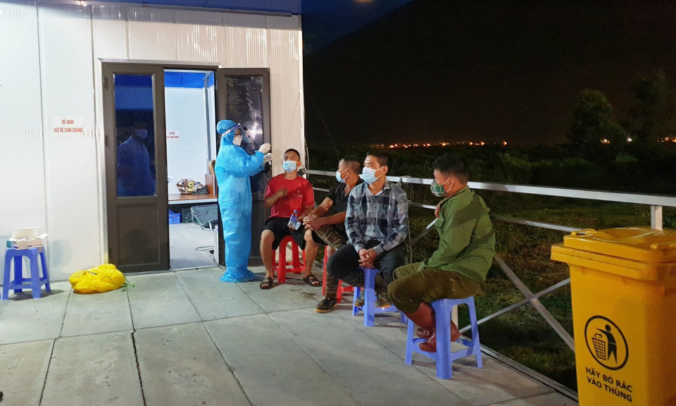 Quảng Ninh: Phát hiện 4 người trong khoang xe chở hàng hoá nhằm trốn chốt phòng, chống dịch Covid-19