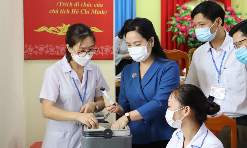 Lãnh đạo tỉnh kiểm tra công tác tiêm vắc xin phòng Covid-19 tại TP Uông Bí và TX Quảng Yên